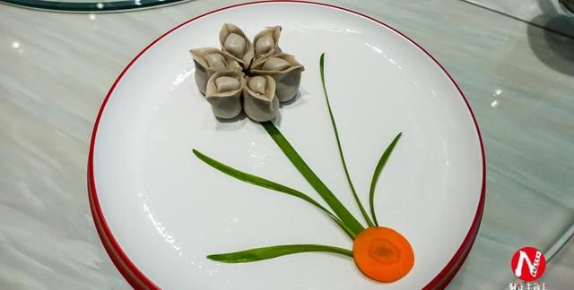 而且七彩饺子宴还非常注意摆盘,等到一盘饺子上桌以后你会发现都很
