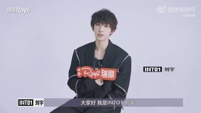 刘宇专访视频完整版 刘宇:(蓝色背景)我喜欢蓝色……|刘宇_新浪新闻