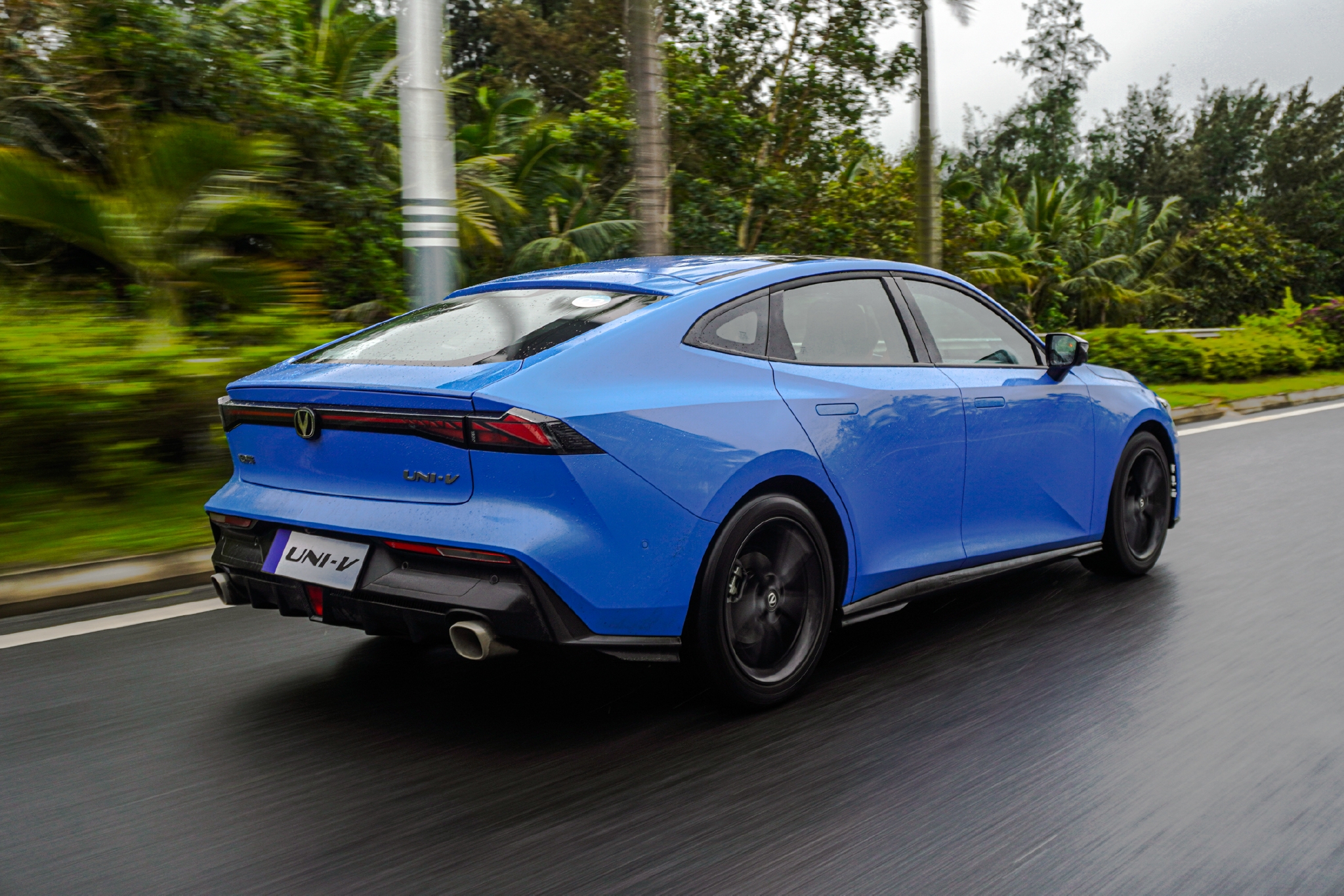 长安uni-v实拍解析!配电动尾翼,排气声浪,7.2秒破百?-新浪汽车