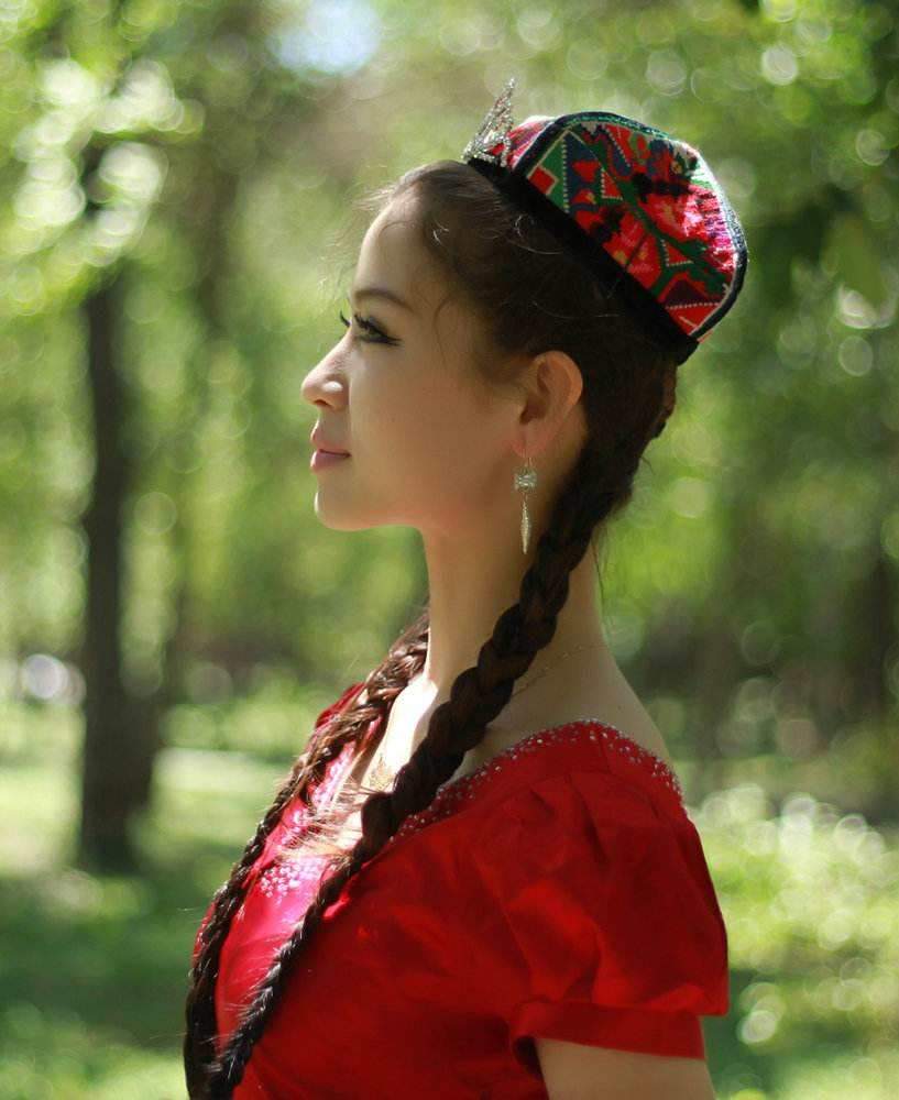 被显现了出来,生活在苹果起源并盛产苹果的新疆的维吾尔族人种下苹果