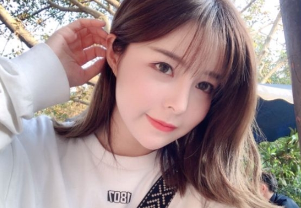 苏恩停播一个月后回归首播就搞大动作穿着清凉还自曝身材