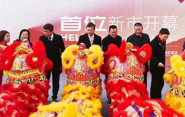 联美集团董事长苏壮强(中)昔日,苏素玉,苏武雄与其家族其他成员,成为"