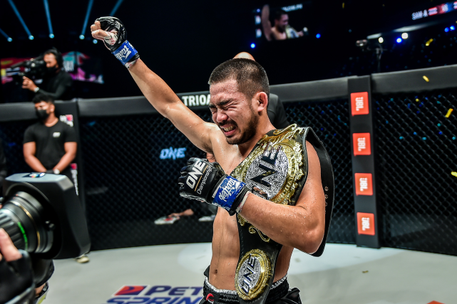 首秀就拿下世界冠军,他的成就令所有泰拳手望尘莫及!