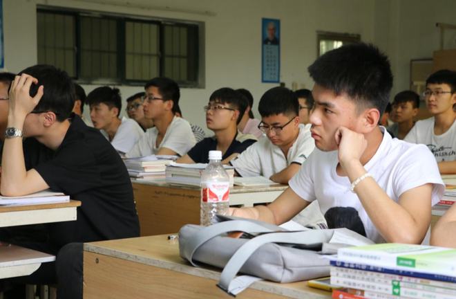 清华大学教室偷拍照流出戳中不少学生的心吃相太难看