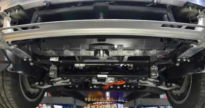 但同时或许是因为车重增加,导致model y的底盘必须调校的更硬来支撑