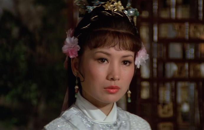 出演瑛姑的时候她36岁,风韵犹存,古装扮相略带几分英气,饰演贵妃的