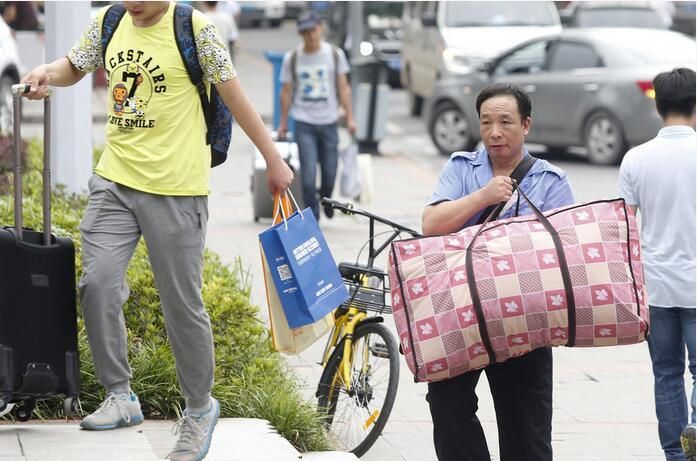 女大学生返校打开行李,发现两盒“不明物品”,只因母亲用心良苦休闲区蓝鸢梦想 - Www.slyday.coM
