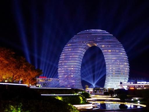 湖州一地标建筑,为当地水上酒店,外形半圆酷像马桶圈