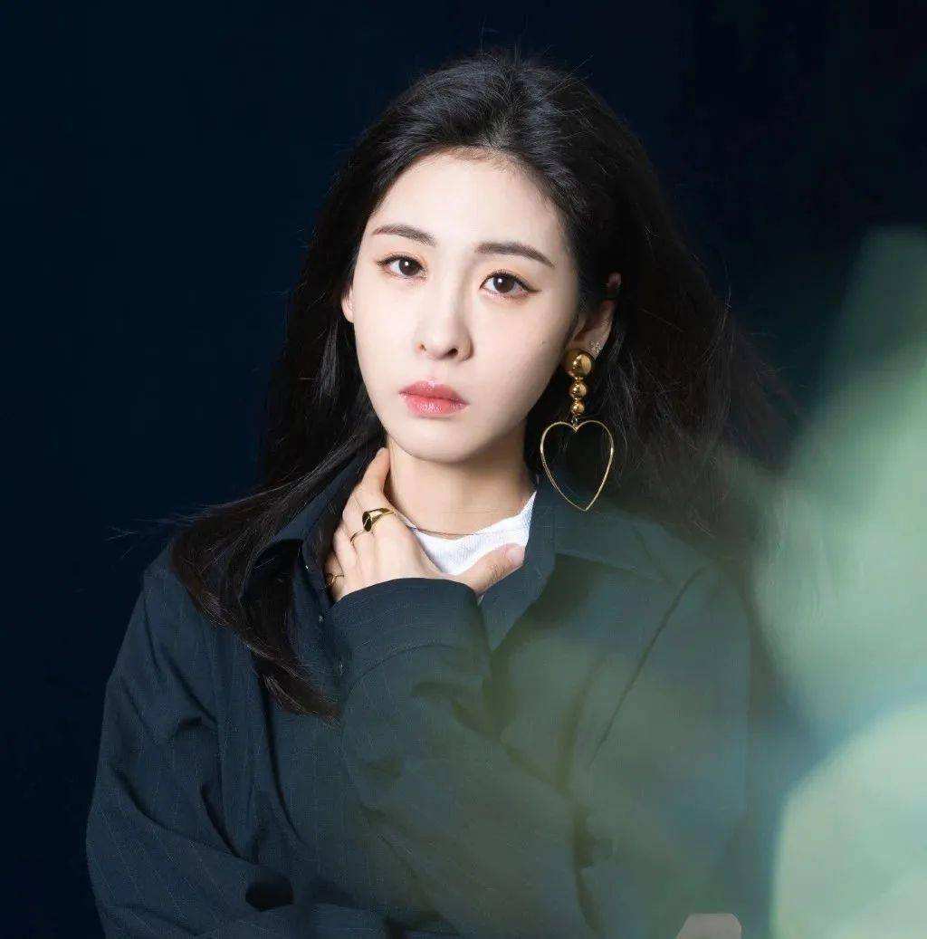 华晨宇绯闻女友身份曝光女方粉丝集体反对张碧晨成议论焦点