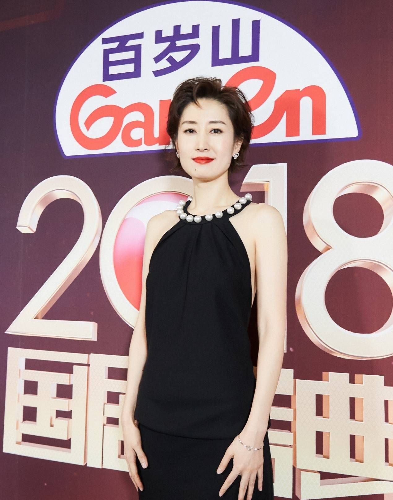 刘敏涛气质真高级穿斜肩礼裙盘起长发优雅干练美得让人不敢认