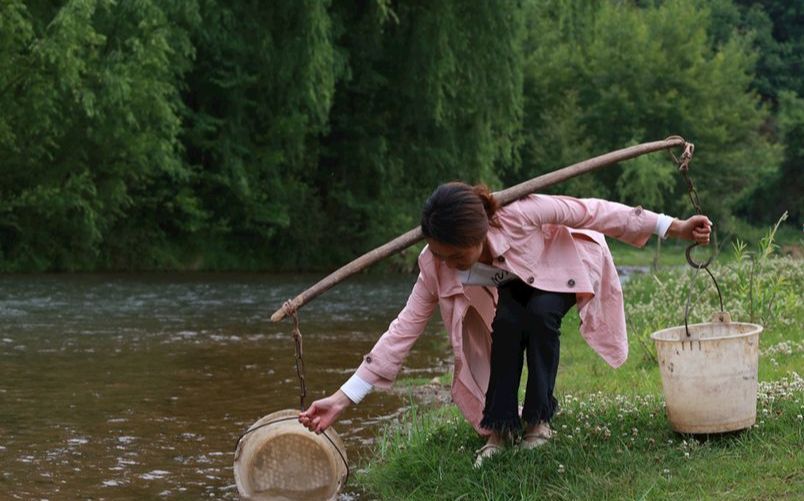 会四处巡游,在乡村地区的老一辈都会提醒不要到河边打水或者洗衣服,以
