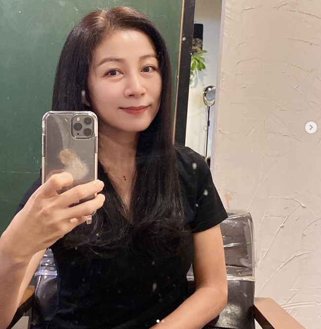 方文琳晒紧身照超火辣56岁平坦腹肌比少女还狂