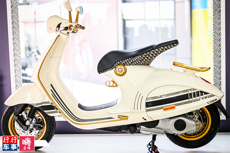 dior都成立于1946年,此次它们联合推出vespa 946 christian dior限量