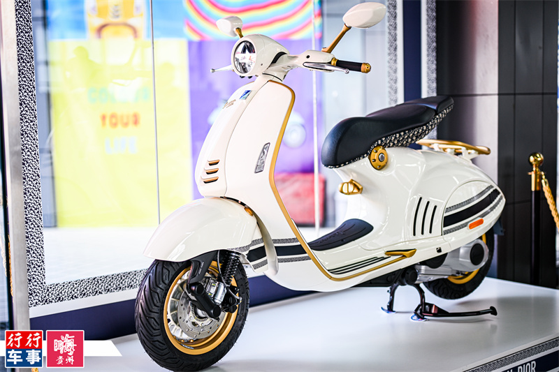 vespa和巴黎时装公司christian dior都成立于1946年,此次它们联合推出