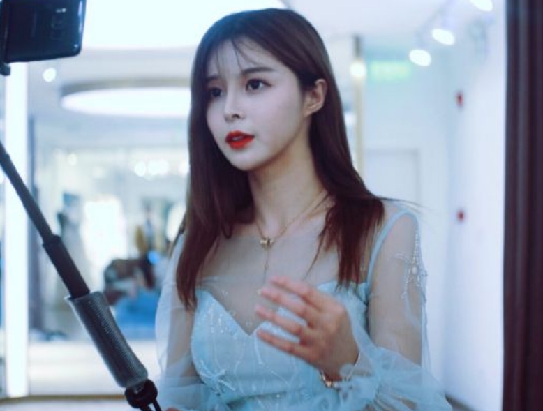 苏恩停播一个月后回归首播就搞大动作穿着清凉还自曝身材