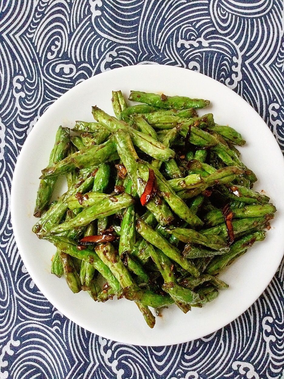爱吃饭店做的干煸豆角教你在家做简单美味还营养多吃一碗饭