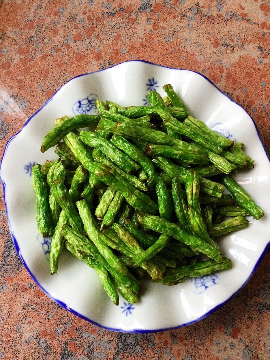 爱吃饭店做的干煸豆角教你在家做简单美味还营养多吃一碗饭