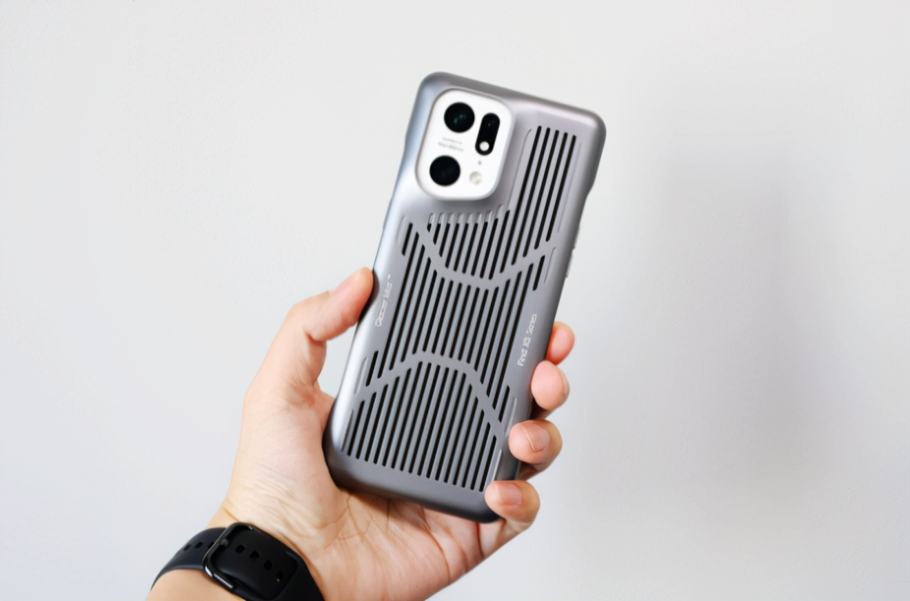 oppo find x5系列所配备的冰肤散热手机壳,采用了oppo联合武汉大学