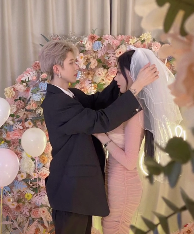 气球和暖光等装饰,少女心爆棚,而且alex还特意给女友准备了白色头纱