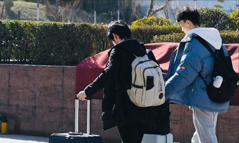 女大学生返校打开行李,发现两盒“不明物品”,只因母亲用心良苦休闲区蓝鸢梦想 - Www.slyday.coM