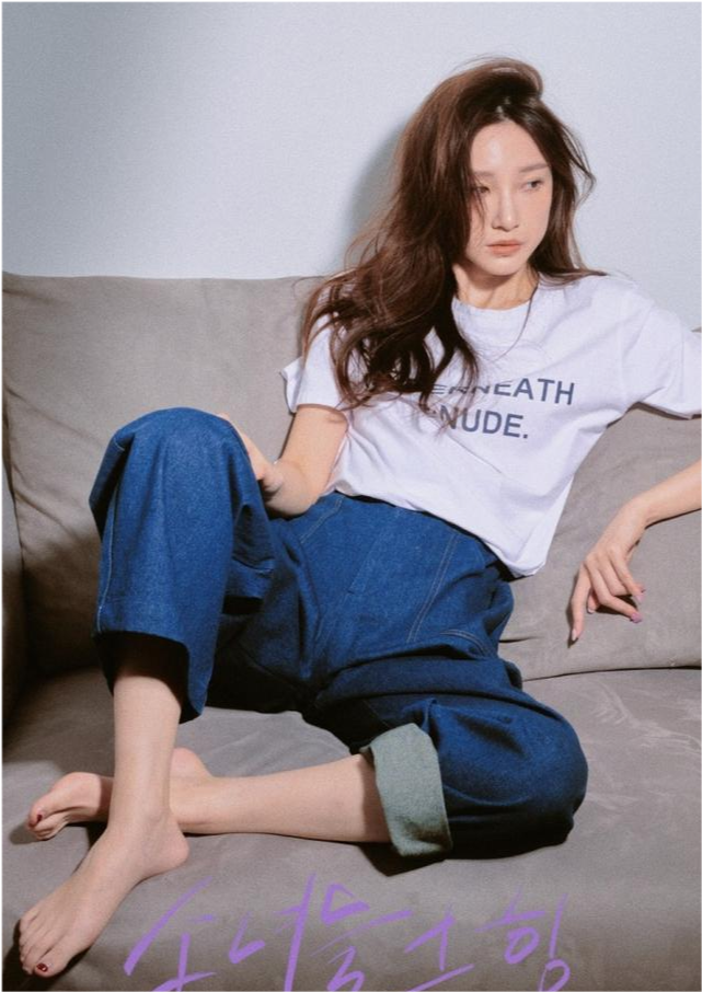 马凡舒主持完春晚大爆红光脚拍写真比女明星有范气质神似董卿