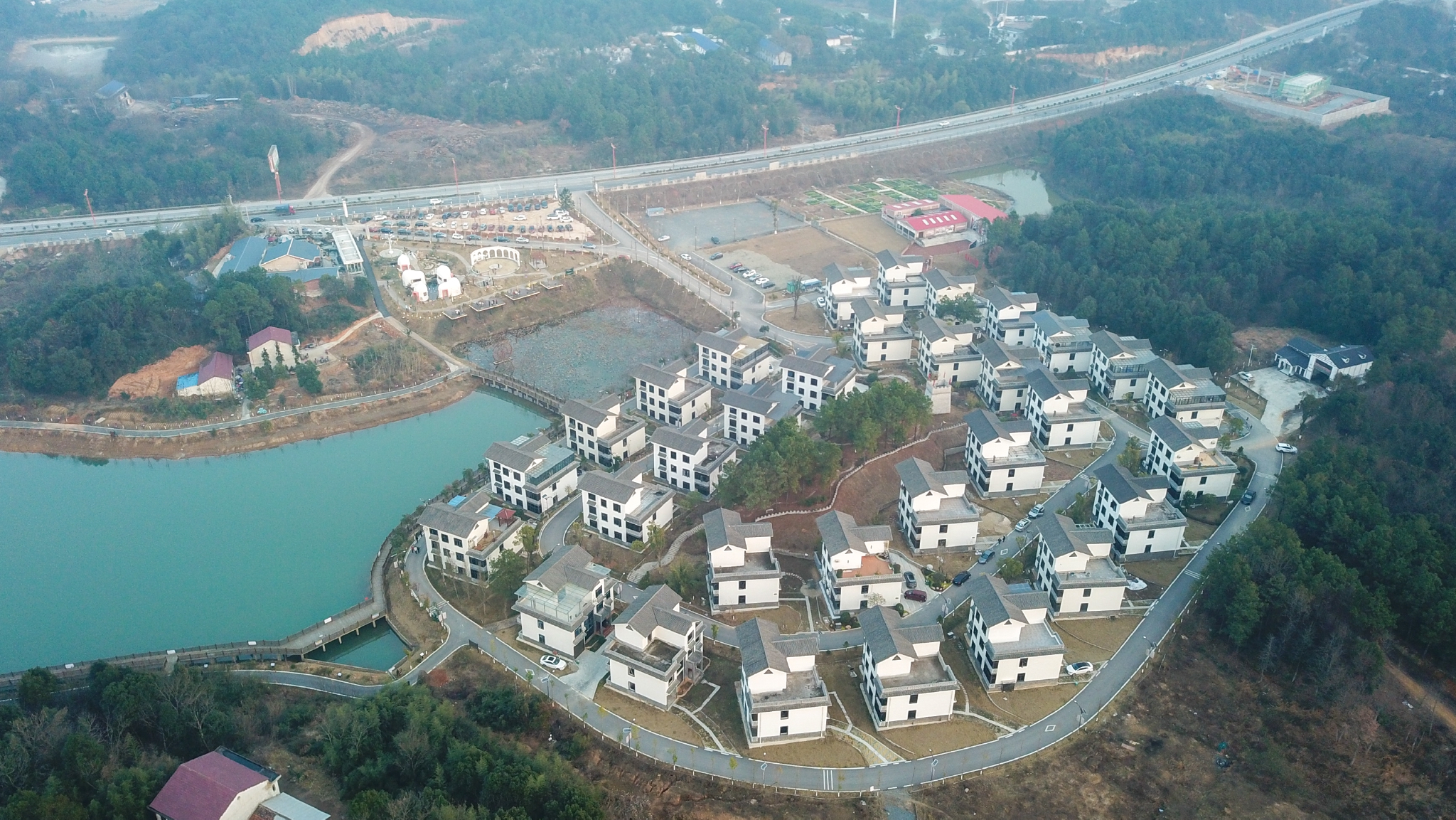 保洁靠志愿,村子像公园冬日暖阳下,湖南汨罗市汨罗镇瞭家山的乡村大
