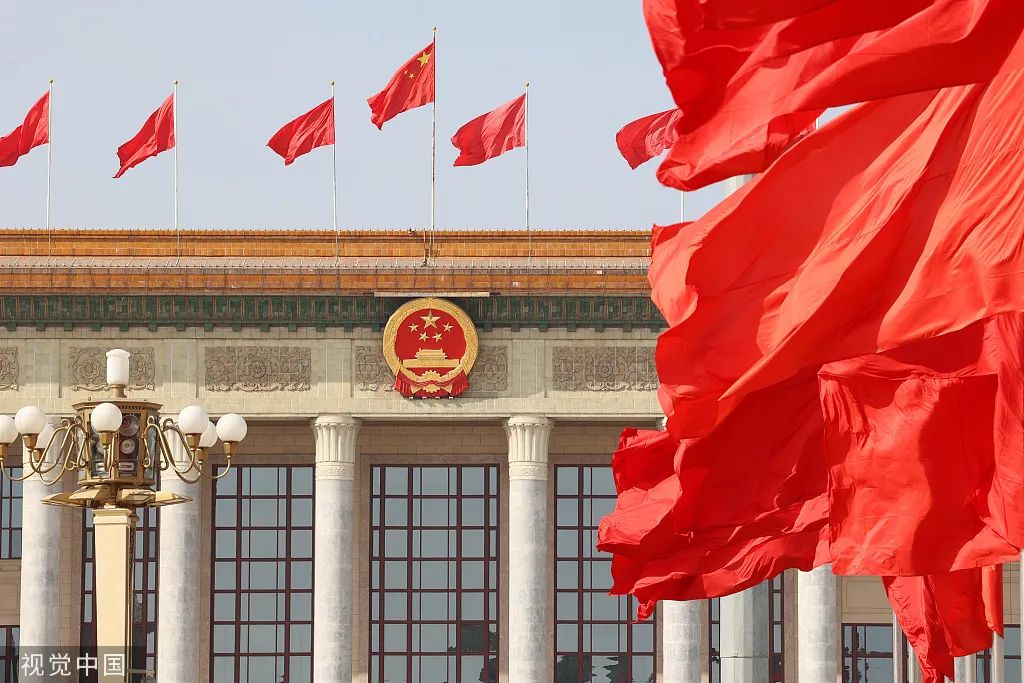 2022年3月3日,人民大会堂前红旗迎风招展迎接全国两会.