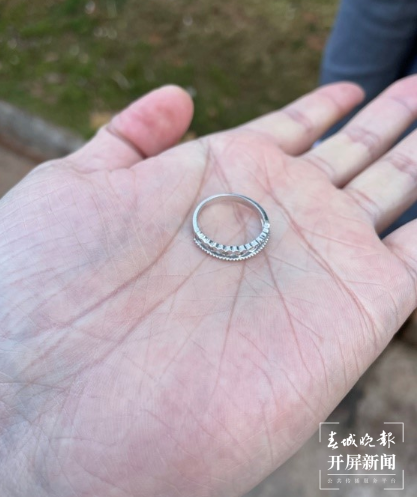 昆明一女子误将钻戒扔了！物业帮她翻了几百公斤垃圾……休闲区蓝鸢梦想 - Www.slyday.coM