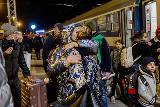     当地时间3月1日，撤出本国的乌克兰民众抵达匈牙利布达佩斯的火车站。 人民视觉供图