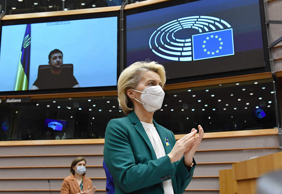当地时间3月1日，乌克兰总统泽连斯基以远程视频方式向欧洲议会全会发表讲话，再次强烈呼吁允许乌克兰加入欧盟。此前，乌克兰已提交了要求加入欧盟的正式文件。 视觉中国供图
