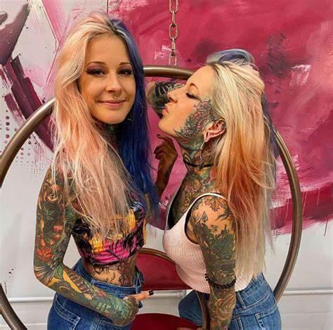 德27岁双胞胎姐妹从头到脚布满花花绿绿纹身为彼此纹身乐此不疲