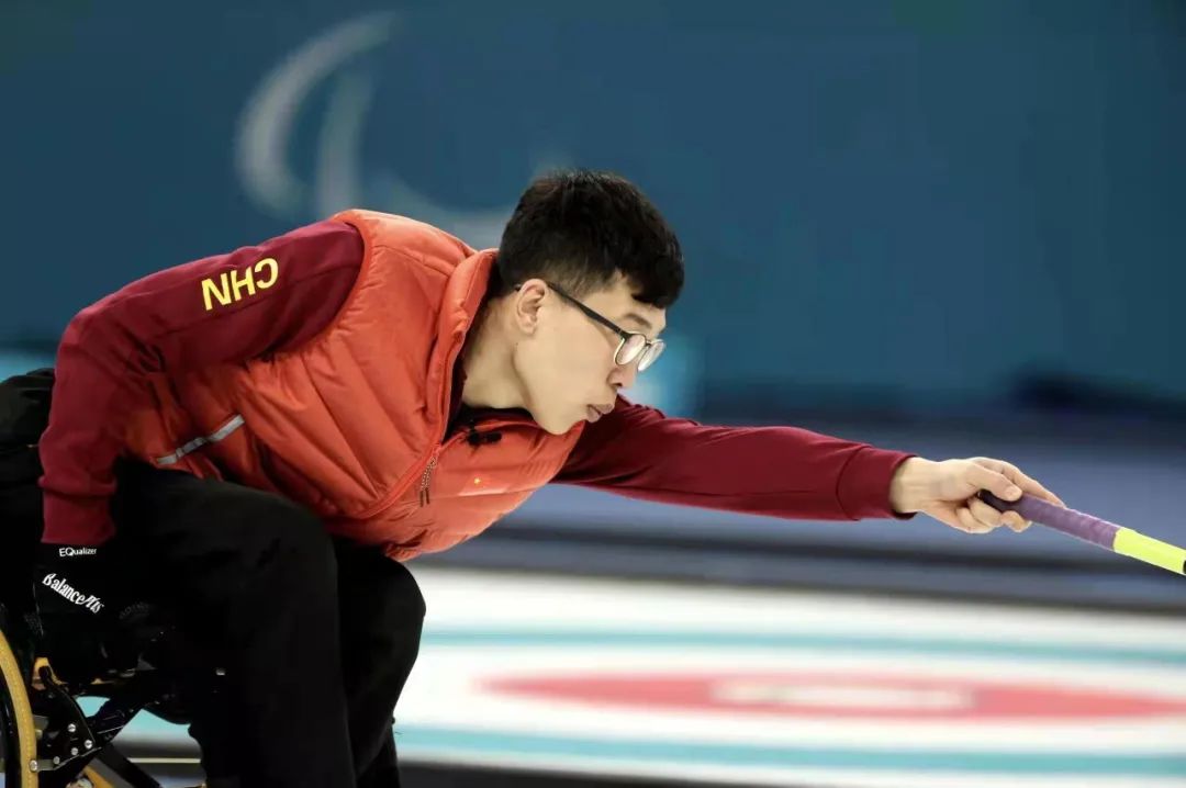 本届冬残奥会,陈建新不但再次入选国家轮椅冰壶队,他的队友中还多了