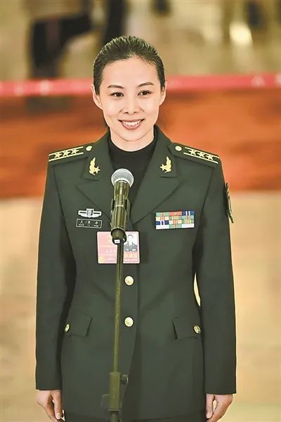 ▲2018年3月5日，全国人大代表王亚平在“代表通道”接受采访。 图/新华社