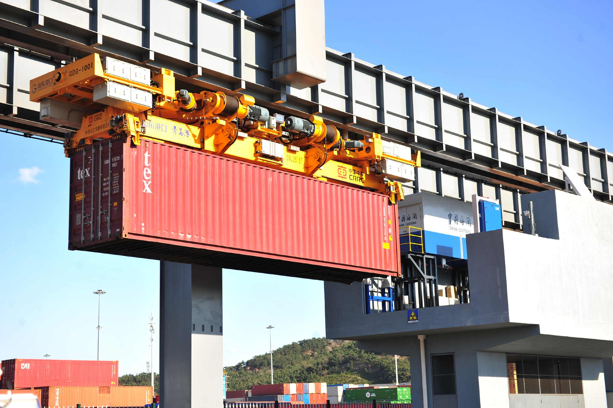 图为空轨集装箱即将通过海关机检检查设备.陈星华 摄