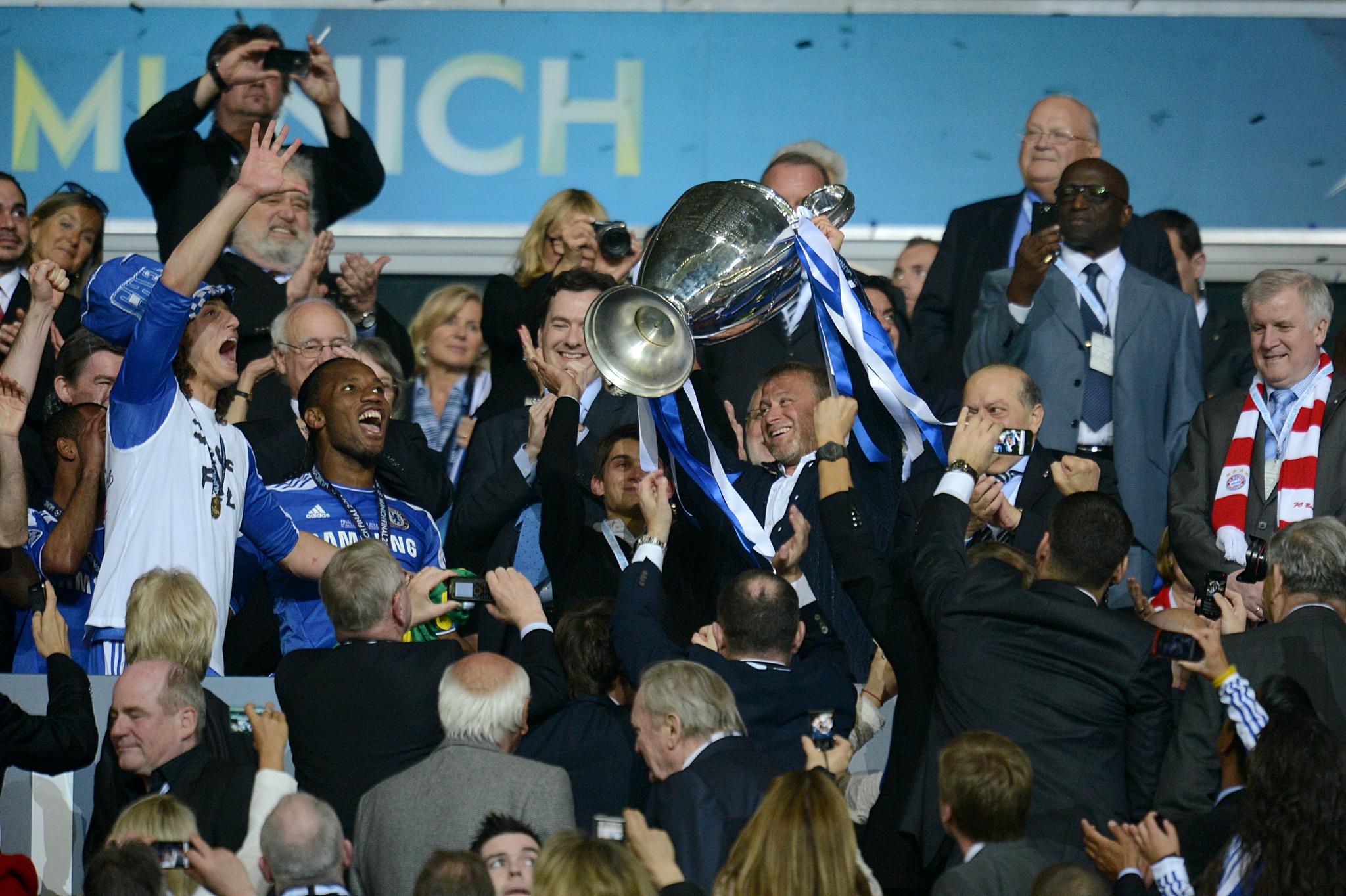 2012年,阿布高举欧冠奖杯.