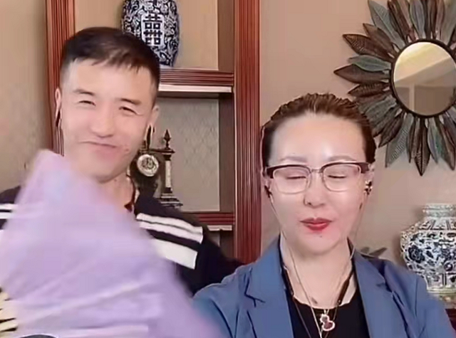 演员关小平被女儿爆料要离婚与妻子因购物引争执还用脚踢人