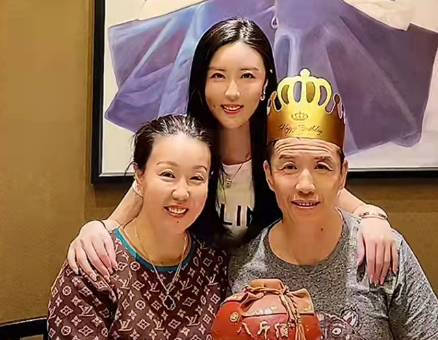 演员关小平被女儿爆料要离婚与妻子因购物引争执还用脚踢人