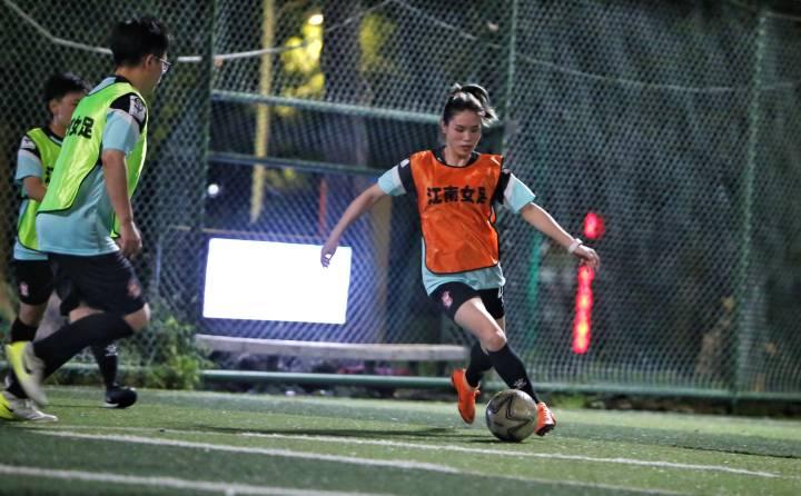 中国女足今天来杭州，我们也想请你认识爱踢球的她们：业余江南女足，与足球有关的爱与伤痛休闲区蓝鸢梦想 - Www.slyday.coM