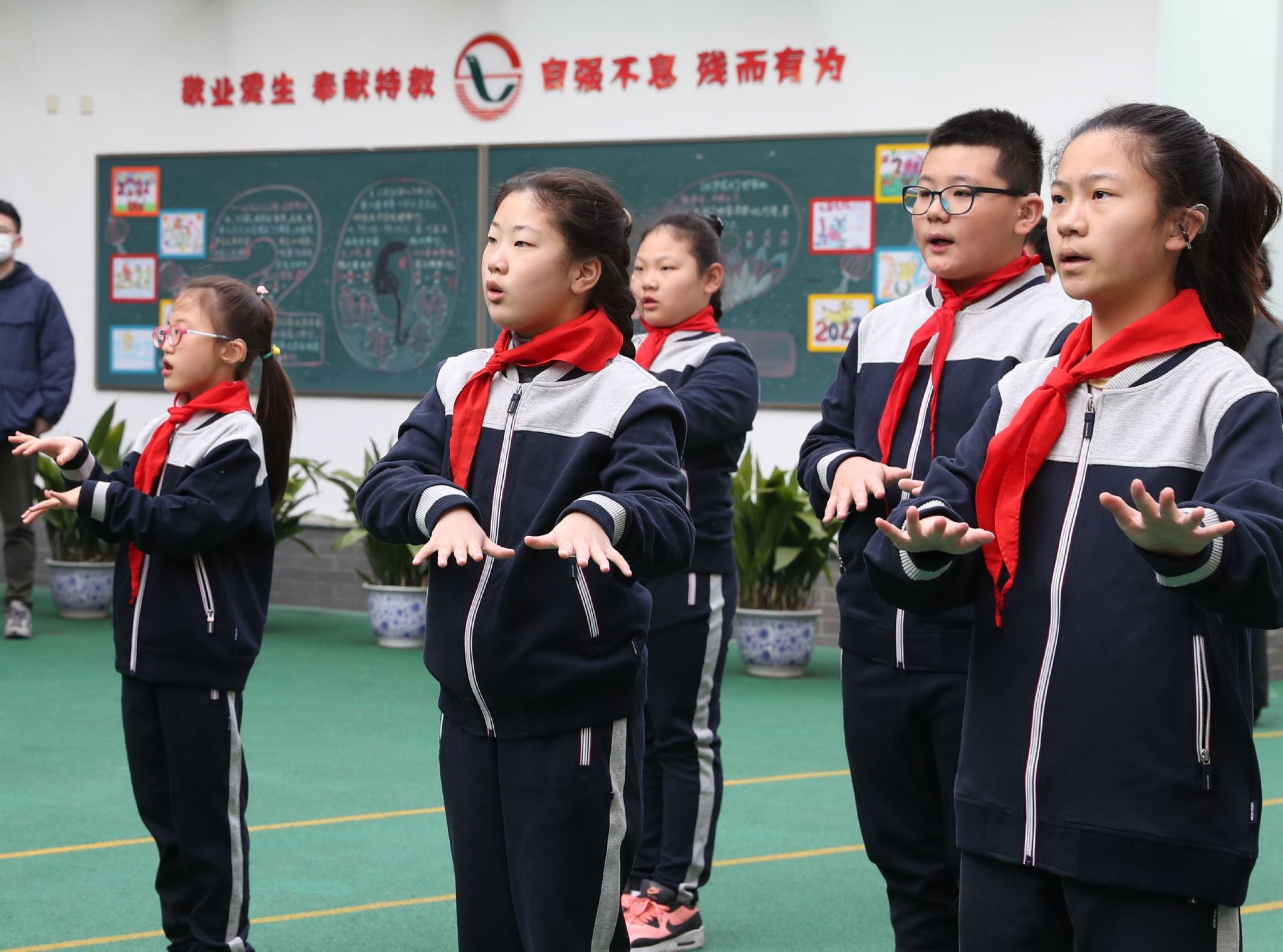 3月3日,上海市第四聋校的个训课上,老师用冰雪运动的图片引导学生练习