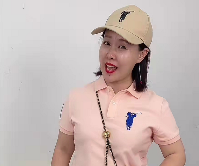 演员关小平被女儿爆料要离婚与妻子因购物引争执还用脚踢人