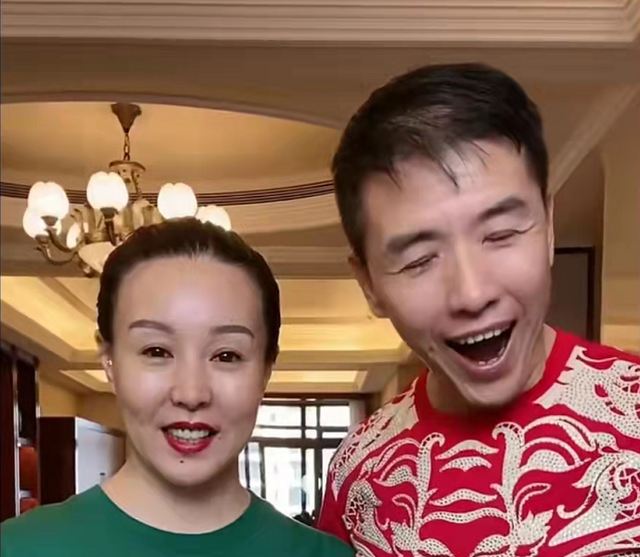 演员关小平被女儿爆料要离婚与妻子因购物引争执还用脚踢人