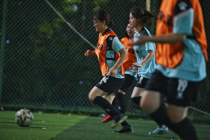 中国女足今天来杭州，我们也想请你认识爱踢球的她们：业余江南女足，与足球有关的爱与伤痛休闲区蓝鸢梦想 - Www.slyday.coM