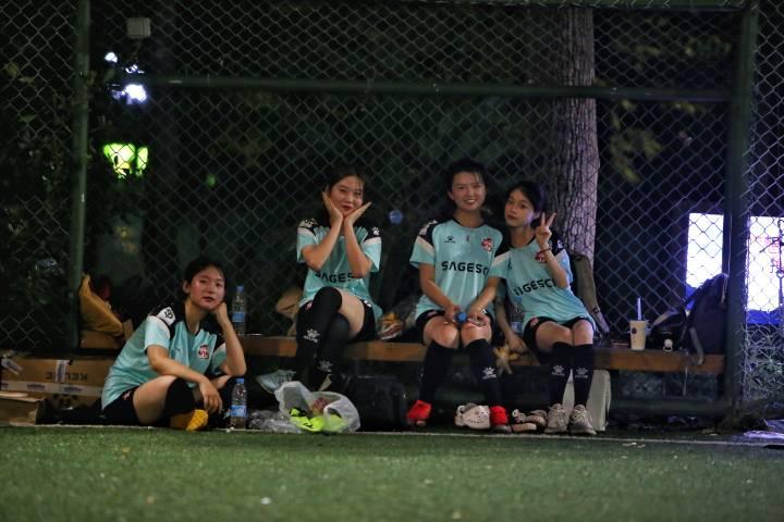 中国女足今天来杭州，我们也想请你认识爱踢球的她们：业余江南女足，与足球有关的爱与伤痛休闲区蓝鸢梦想 - Www.slyday.coM