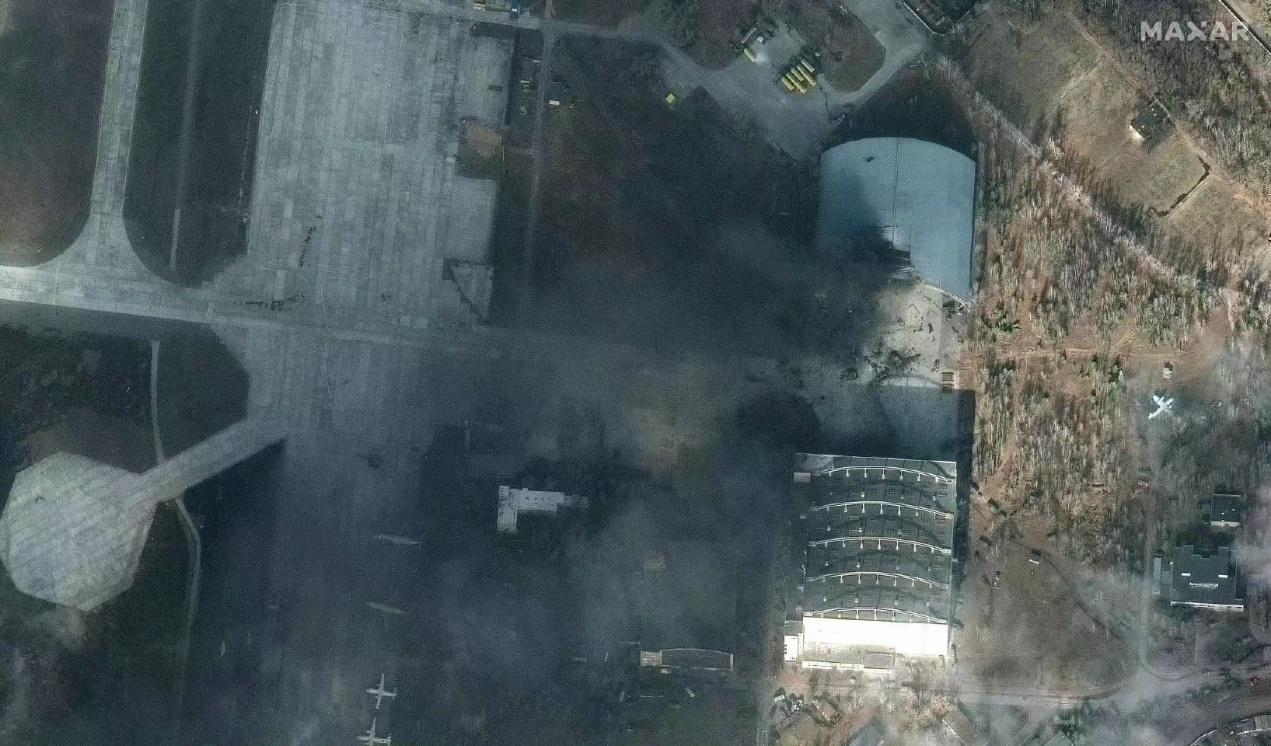 安225机库被攻击后的卫星图像