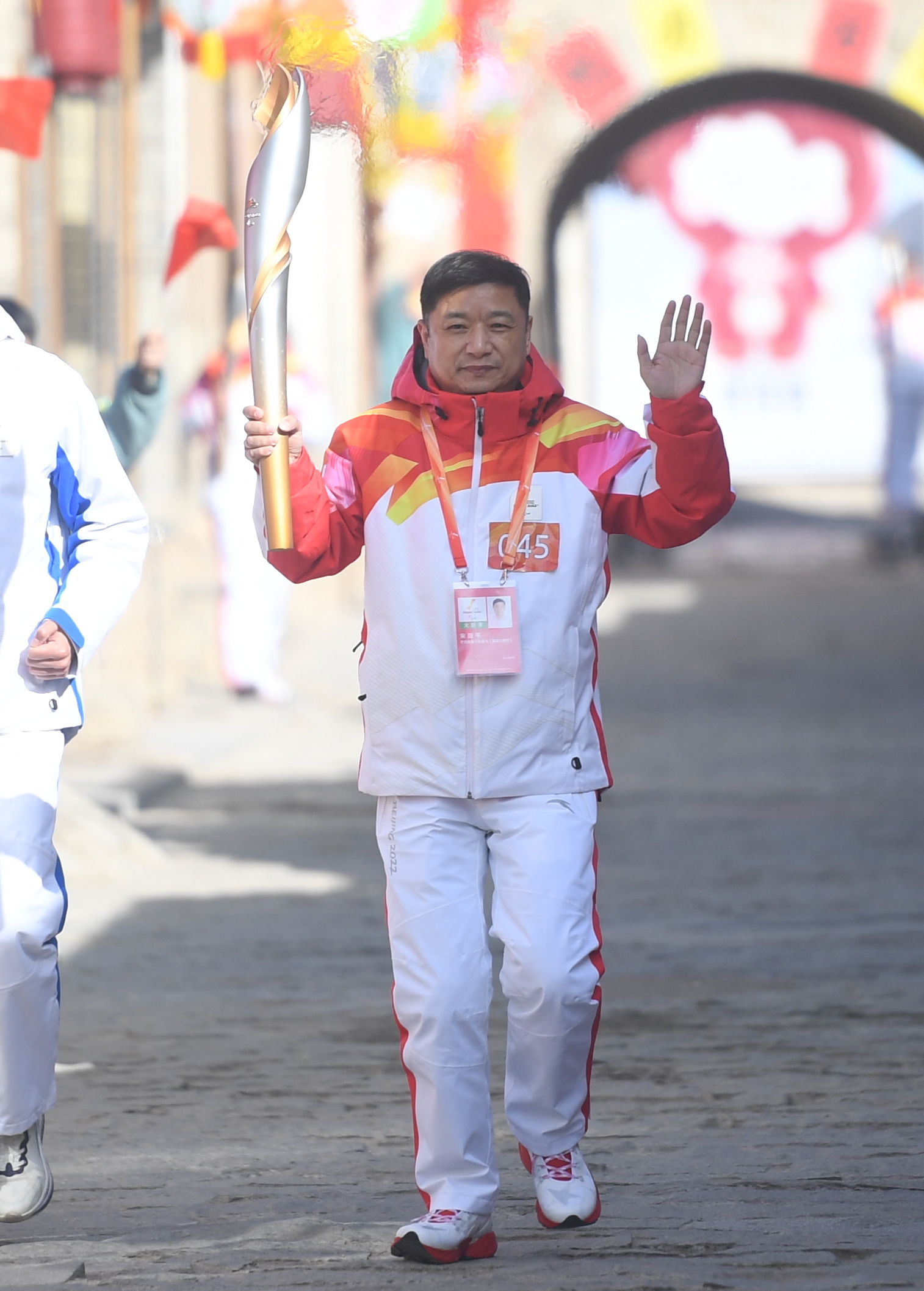 新华社记者 曹国厂 摄3月3日,火炬手王萧骁(左)和火炬手李哲浩在传递