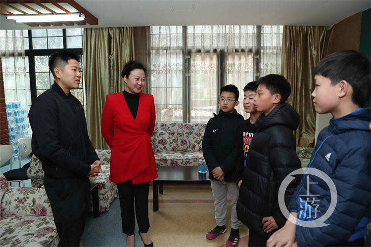 中国女足队员李影走进重庆市人民小学|李影|重庆市|中国女足_新浪新闻