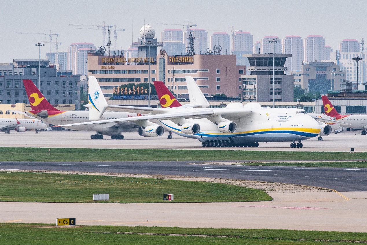 在天津机场准备运输防疫用品的安225（图：地生硕鼠黑水畔）
