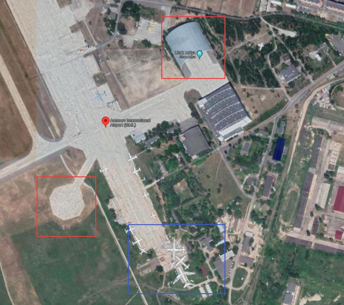 安东诺夫机场卫星图，拍摄时安225不在机场，红框为安225常用停机位，蓝框为停在安东诺夫机场的安124与安22