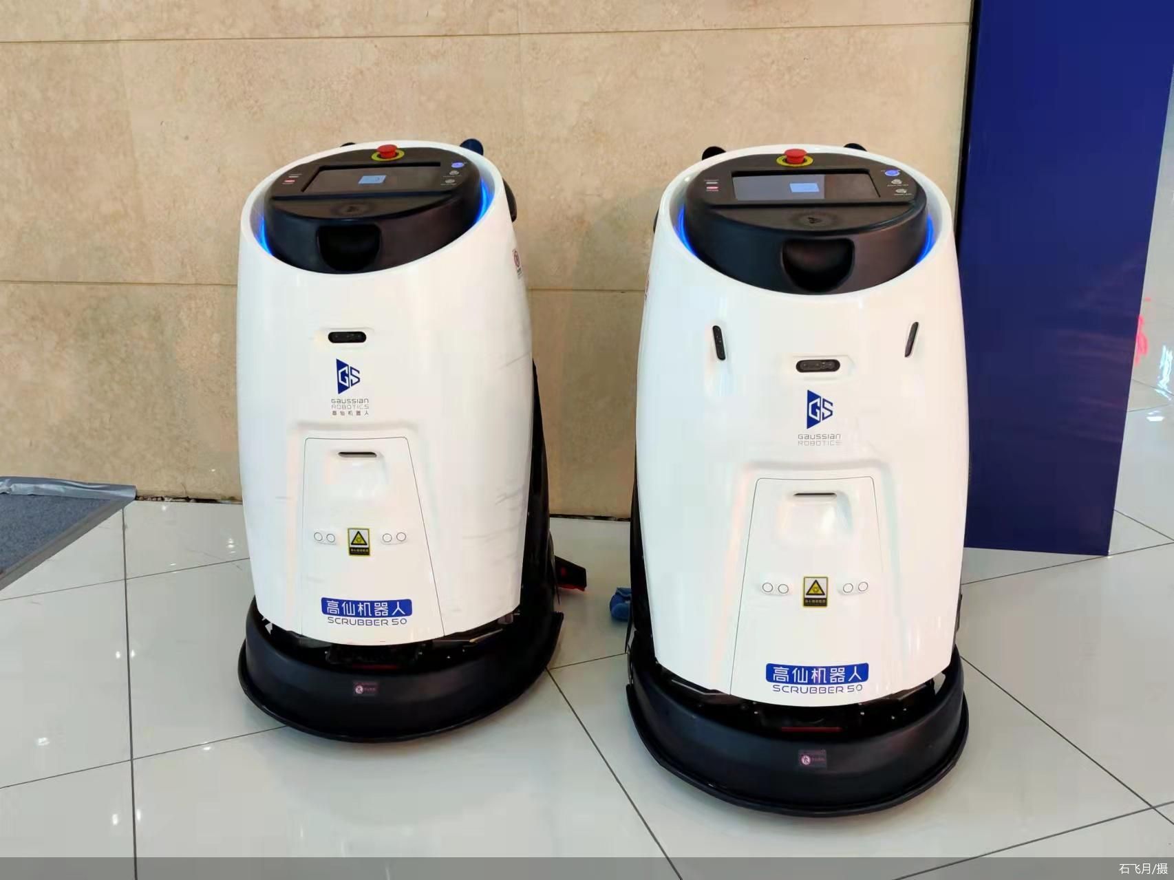 服务型机器人助力冬奥安防巡检专业称职泡茶咖啡不在话下炒菜煮饭信手