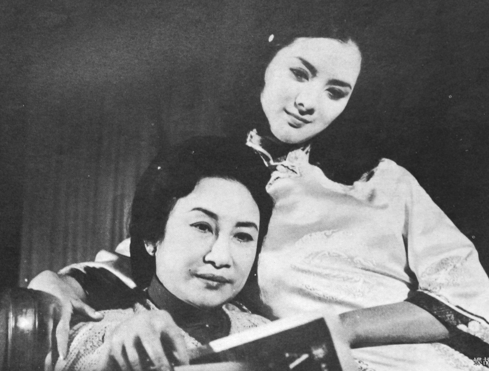 最后一部影片《塔里的女人》,胡蝶(饰黎薇的母亲)与汪玲(饰黎薇)剧照